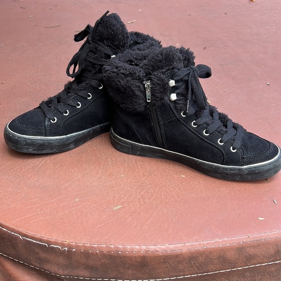 Guess side zip shoes. - Picture 3 of 5